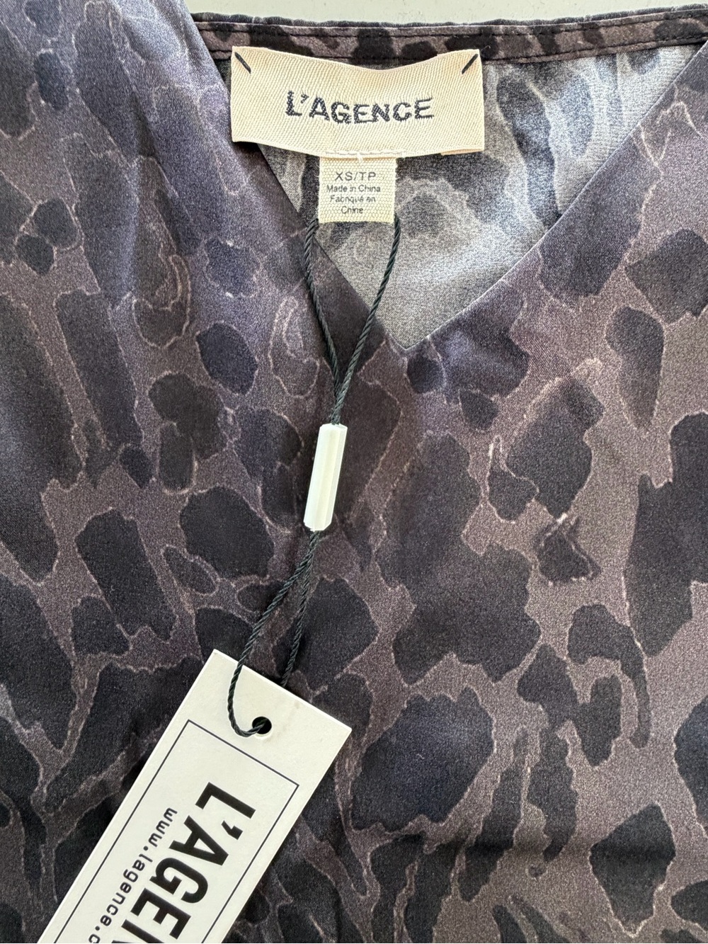 L'AGENCE 100% Silk Charmeuse Black & Grey Leopard Print V-Neck Camisole Size XS - Picture 4 of 9